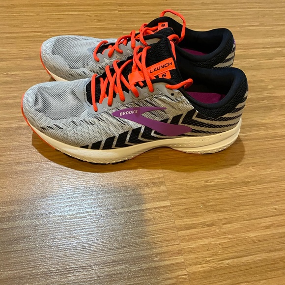 brooks sneakers near me